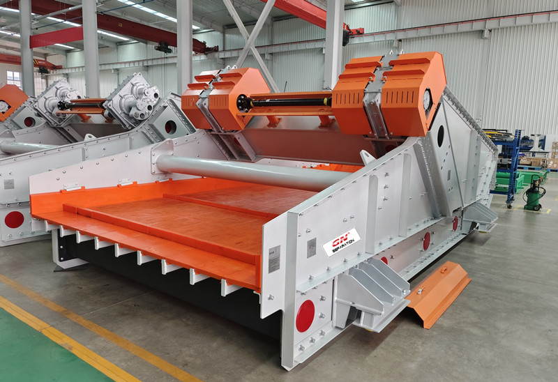 20240701 linear motion vibrating screen for iron mining